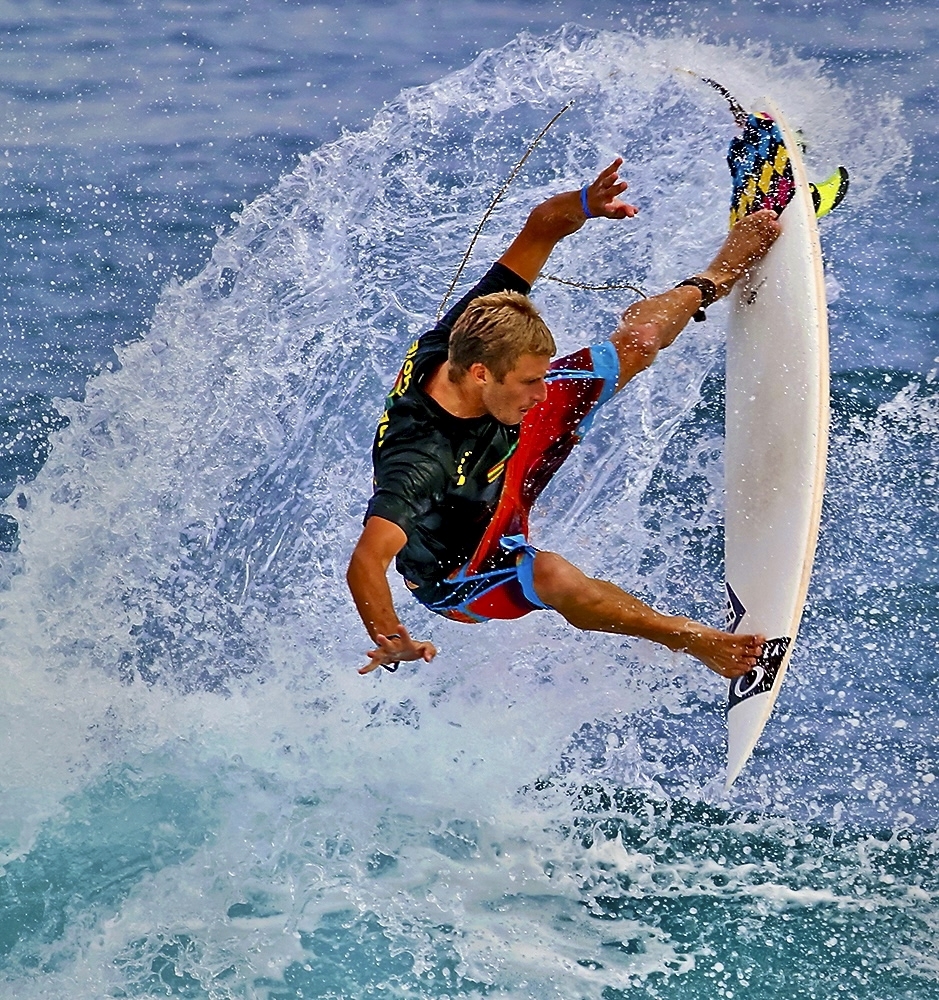 Pro-Surfer-Makes-Extreme-Cutback-JM-1-Place-by-Sherry-Grivett-CC
